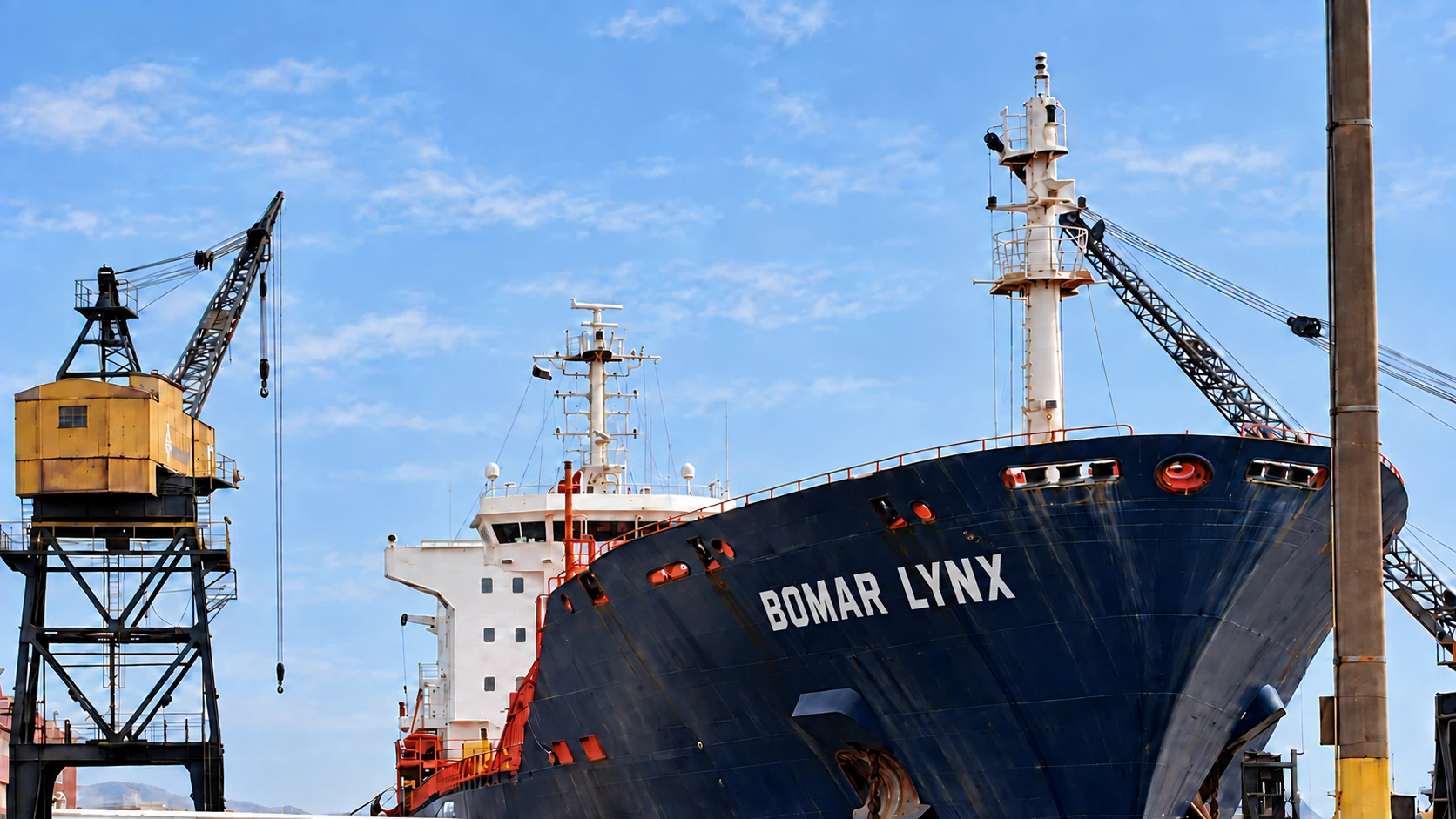Buque tanque Bomar Lynx en un dique industrial del Callao