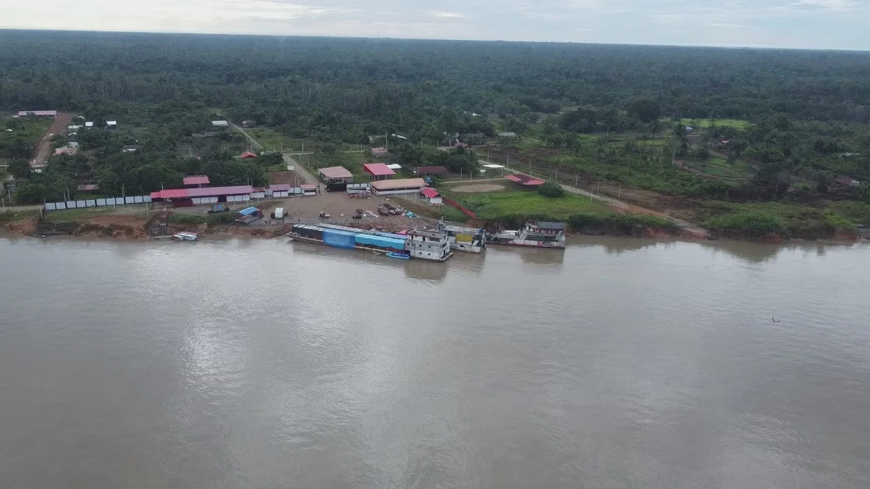 Vista aérea de embarcaciones amarradas en un puerto fluvial de Pucallpa